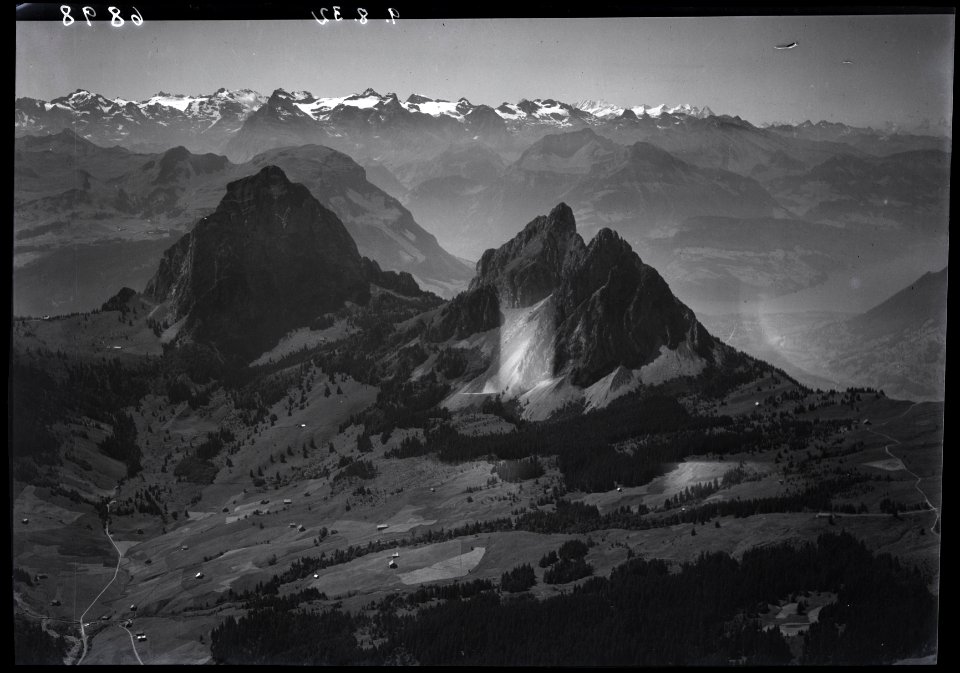 ETH-BIB-Grosser Mythen, Kleiner Mythen, Berneralpen-Inlandflüge-LBS MH01-006898