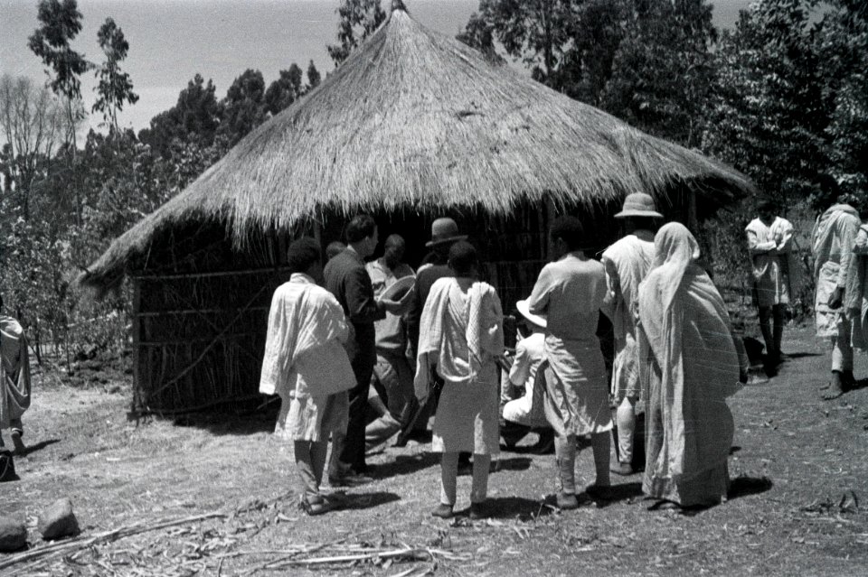 ETH-BIB-Gruppe Abessinier und Besucher vor einer Hütte-Abessinienflug 1934-LBS MH02-22-1062