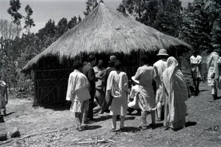 ETH-BIB-Gruppe Abessinier und Besucher vor einer Hütte-Abessinienflug 1934-LBS MH02-22-1062
