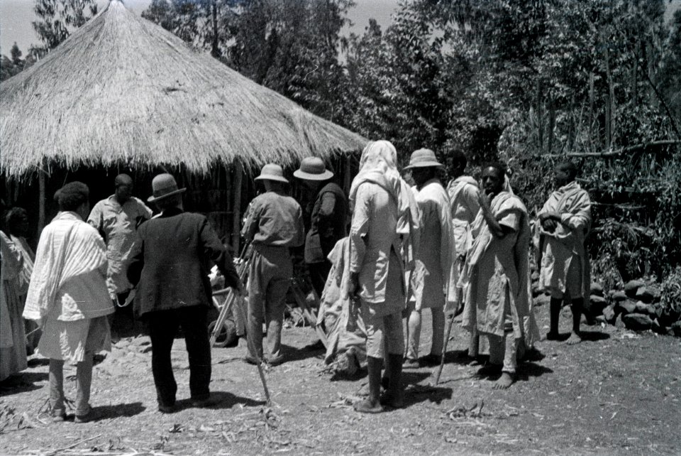 ETH-BIB-Gruppe Abessinier und Besucher vor einer Hütte-Abessinienflug 1934-LBS MH02-22-1063