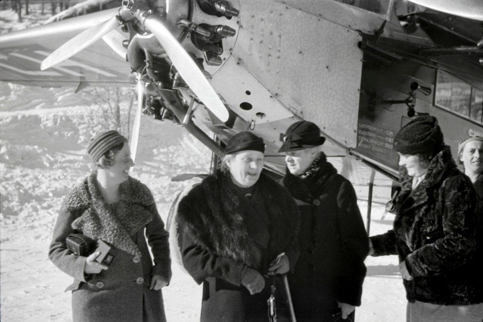 ETH-BIB-Gruppe Frauen vor Flugzeug bei St. Moritz-Inlandflüge-LBS MH05-75-41