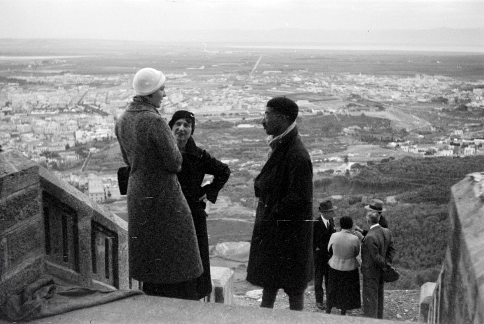 ETH-BIB-Gruppe auf einer Treppe bei Oran-Nordafrikaflug 1932-LBS MH02-13-0123