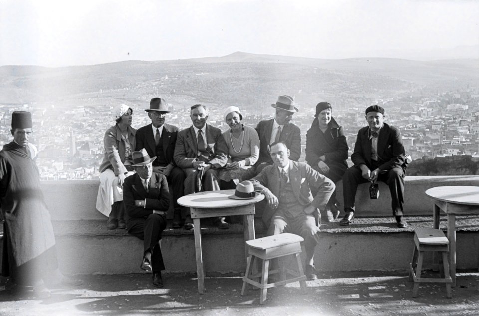 ETH-BIB-Gruppe auf Terrasse mit Blick auf Fès-Nordafrikaflug 1932-LBS MH02-13-0422