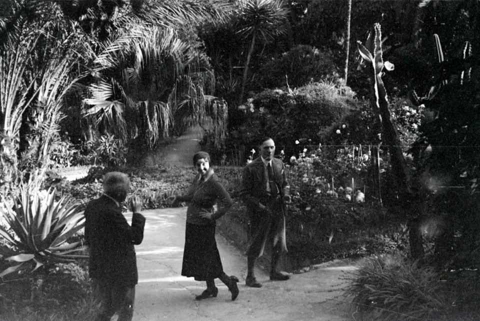 ETH-BIB-Gruppe in einem Garten zwischen Tunis und Algier-Nordafrikaflug 1932-LBS MH02-13-0081