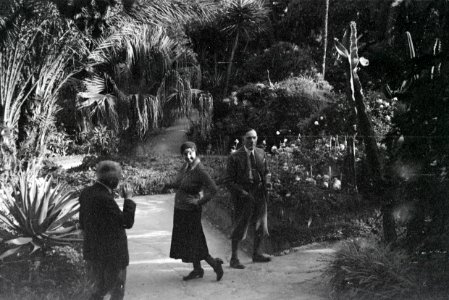 ETH-BIB-Gruppe in einem Garten zwischen Tunis und Algier-Nordafrikaflug 1932-LBS MH02-13-0081