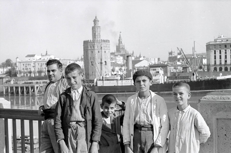 ETH-BIB-Gruppe Knaben und ein Mann auf Brücke vor Torre del Oro, Sevilla-Nordafrikaflug 1932-LBS MH02-13-0495