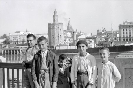 ETH-BIB-Gruppe Knaben und ein Mann auf Brücke vor Torre del Oro, Sevilla-Nordafrikaflug 1932-LBS MH02-13-0495 photo