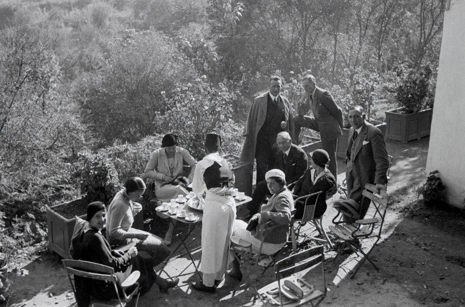 ETH-BIB-Gruppe in einem Garten in Fès-Nordafrikaflug 1932-LBS MH02-13-0356