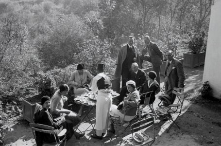ETH-BIB-Gruppe in einem Garten in Fès-Nordafrikaflug 1932-LBS MH02-13-0356