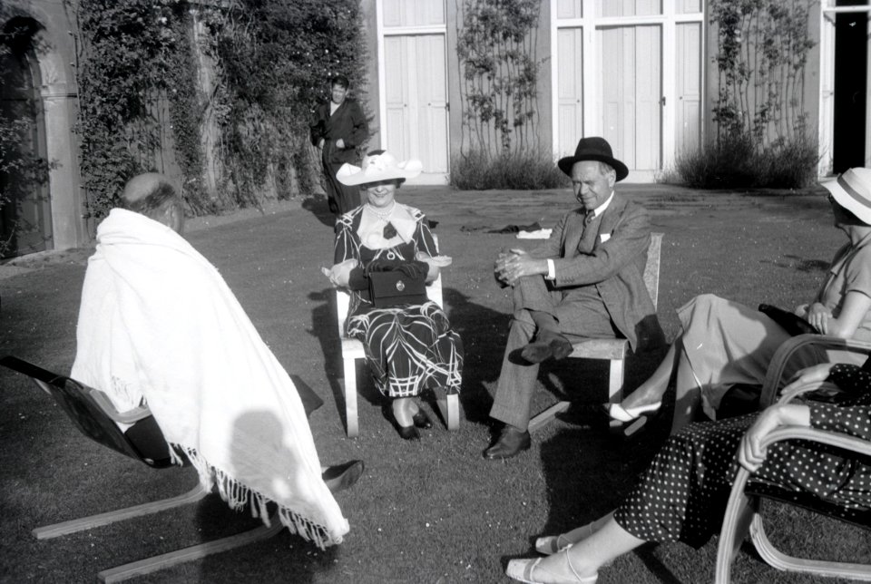 ETH-BIB-Gruppe im Garten des Landgutes Cherkley Court, Leatherhead-Weitere-LBS MH02-42-0028