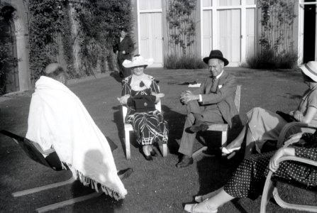 ETH-BIB-Gruppe im Garten des Landgutes Cherkley Court, Leatherhead-Weitere-LBS MH02-42-0028
