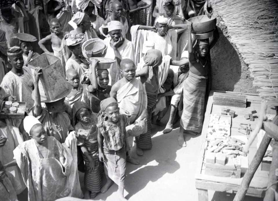 ETH-BIB-Gruppe Menschen auf dem Markt-Tschadseeflug 1930-31-LBS MH02-08-0601