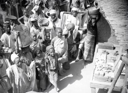 ETH-BIB-Gruppe Menschen auf dem Markt-Tschadseeflug 1930-31-LBS MH02-08-0601