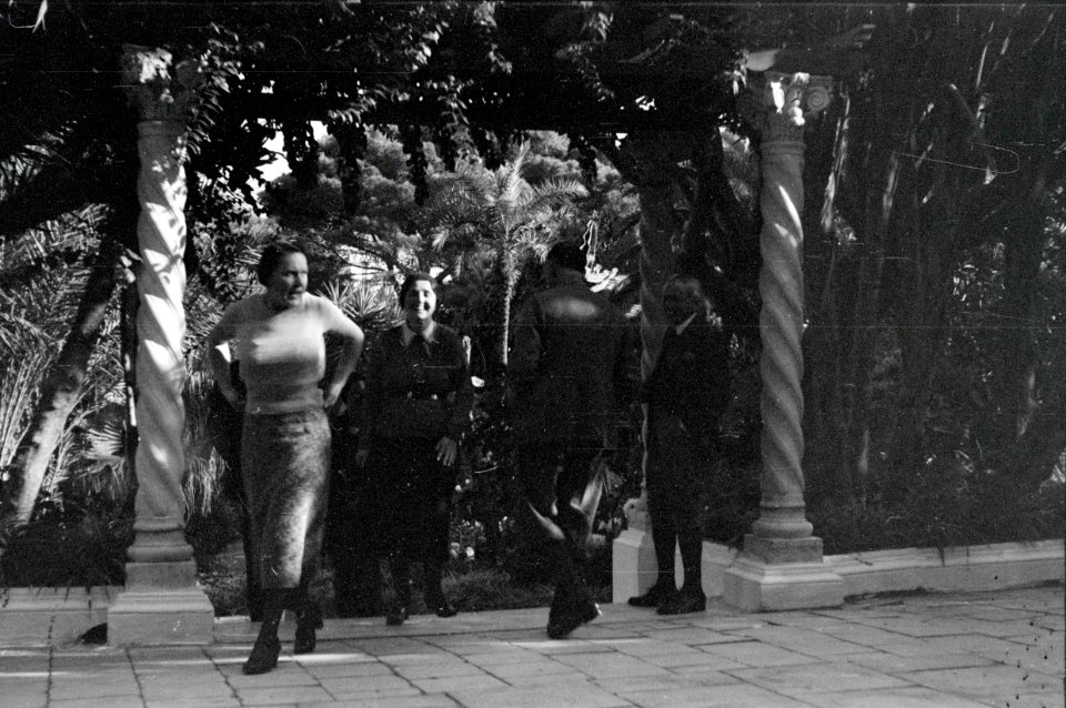 ETH-BIB-Gruppe in einem Garten zwischen Tunis und Algier-Nordafrikaflug 1932-LBS MH02-13-0082
