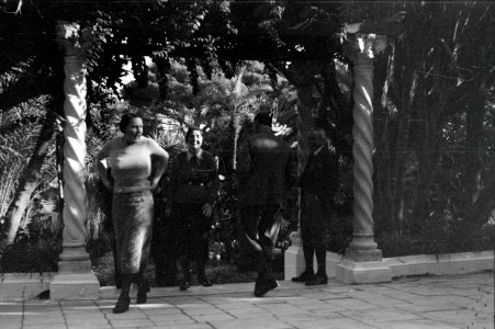 ETH-BIB-Gruppe in einem Garten zwischen Tunis und Algier-Nordafrikaflug 1932-LBS MH02-13-0082