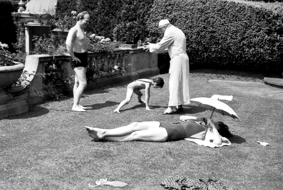 ETH-BIB-Gruppe auf Rasen des Landgutes Cherkley Court, Leatherhead-Weitere-LBS MH02-42-0043