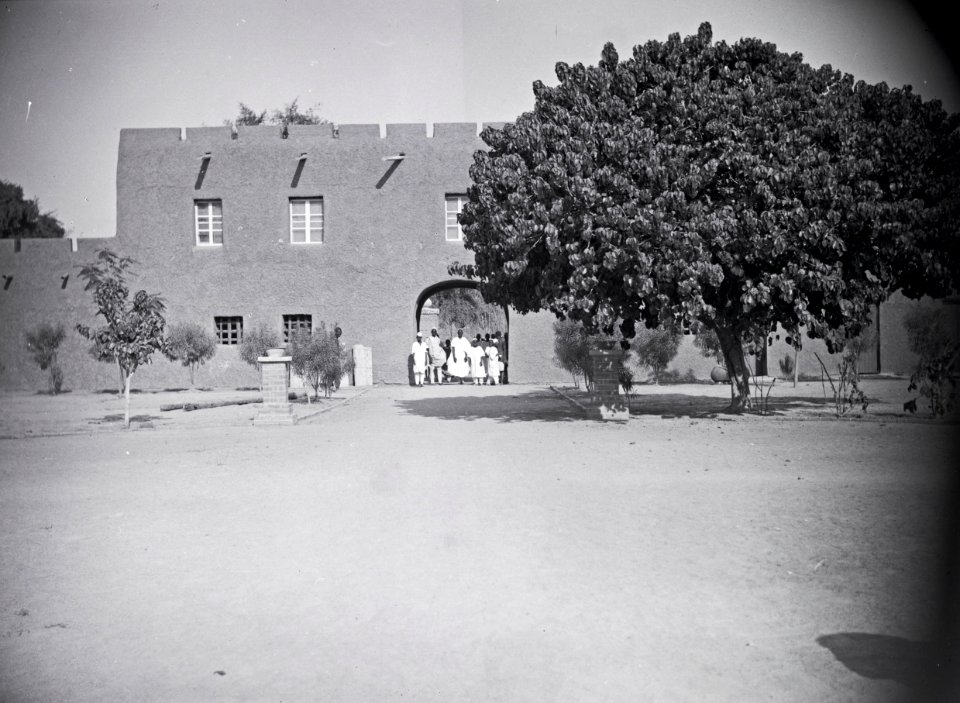 ETH-BIB-Gruppe Menschen in einem Hauseingang-Tschadseeflug 1930-31-LBS MH02-08-0768