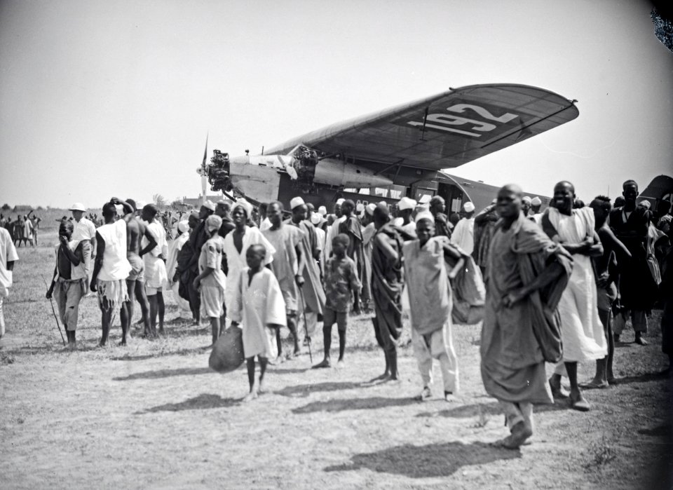 ETH-BIB-Gruppe Menschen vor der Fokker-Tschadseeflug 1930-31-LBS MH02-08-0813