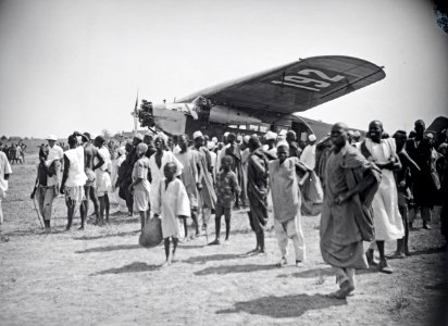 ETH-BIB-Gruppe Menschen vor der Fokker-Tschadseeflug 1930-31-LBS MH02-08-0813