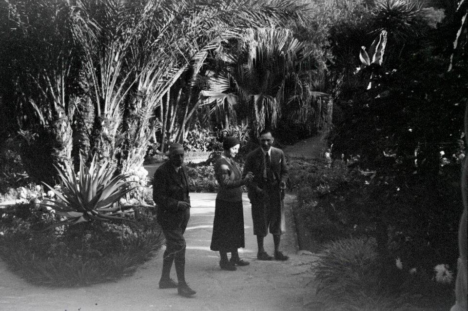 ETH-BIB-Gruppe in einem Garten zwischen Tunis und Algier-Nordafrikaflug 1932-LBS MH02-13-0080