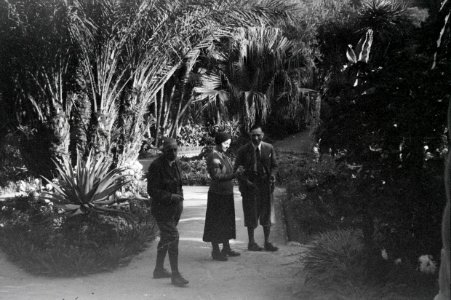 ETH-BIB-Gruppe in einem Garten zwischen Tunis und Algier-Nordafrikaflug 1932-LBS MH02-13-0080