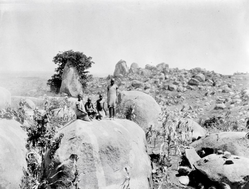 ETH-BIB-Gruppe Kinder auf einem Felsen in der Serengeti-Kilimanjaroflug 1929-30-LBS MH02-07-0070