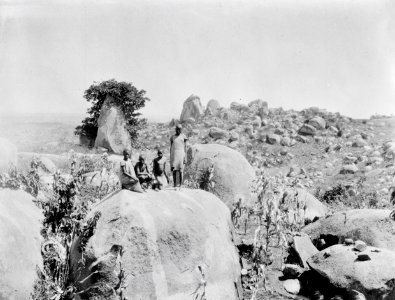 ETH-BIB-Gruppe Kinder auf einem Felsen in der Serengeti-Kilimanjaroflug 1929-30-LBS MH02-07-0070 photo
