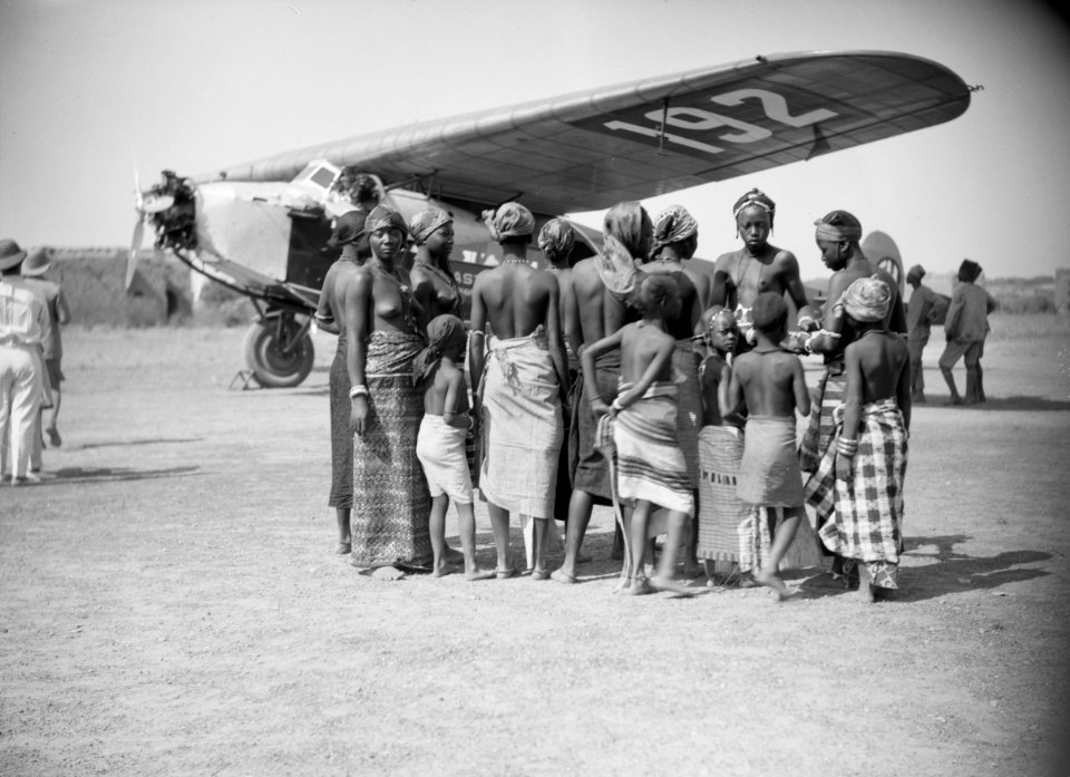 ETH-BIB-Gruppe Frauen und Kinder vor der Fokker-Tschadseeflug 1930-31-LBS MH02-08-0910