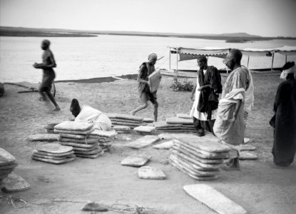 ETH-BIB-Gruppe Menschen mit Stapeln von Platten am Ufer des Nigers bei Gao-Tschadseeflug 1930-31-LBS MH02-08-0510