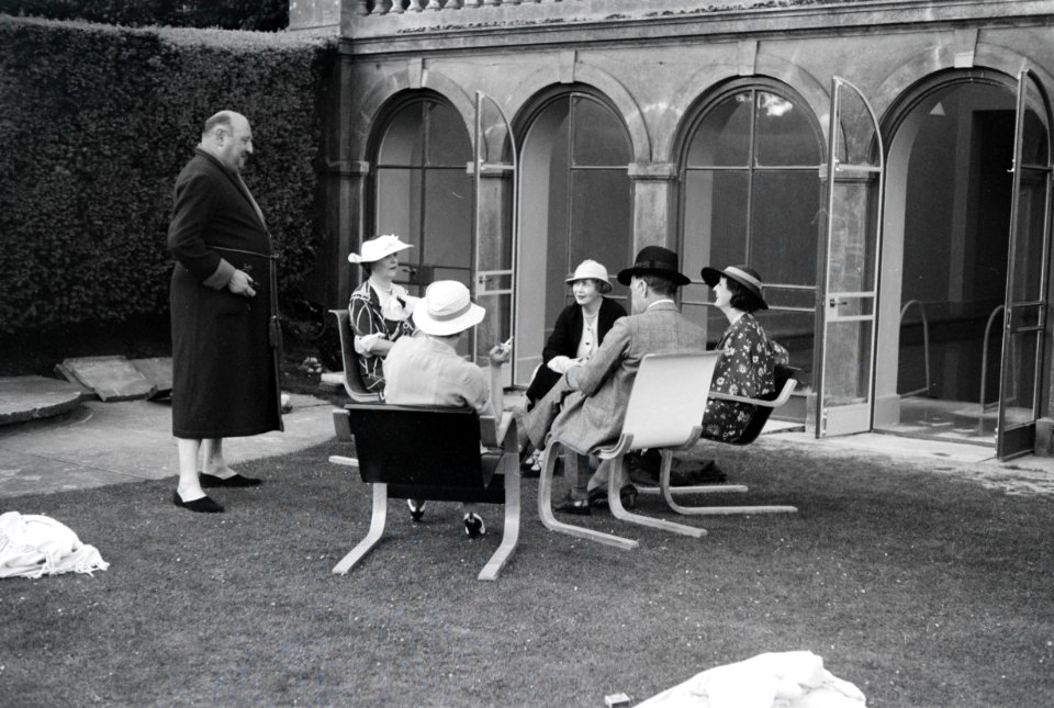 ETH-BIB-Gruppe im Garten des Landgutes Cherkley Court, Leatherhead-Weitere-LBS MH02-42-0026