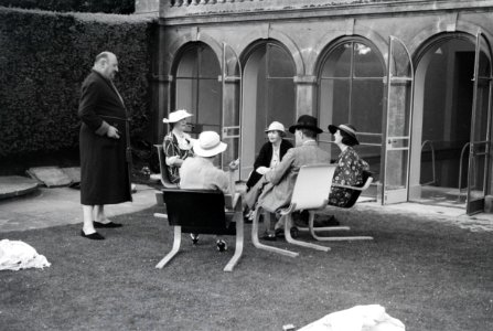 ETH-BIB-Gruppe im Garten des Landgutes Cherkley Court, Leatherhead-Weitere-LBS MH02-42-0026