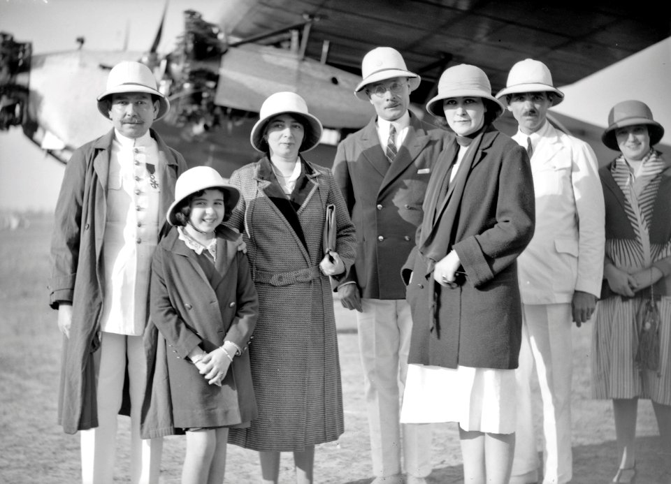 ETH-BIB-Gruppe mit Frauen und Männern und einem Mädchen vor Flugzeug-Tschadseeflug 1930-31-LBS MH02-08-1116