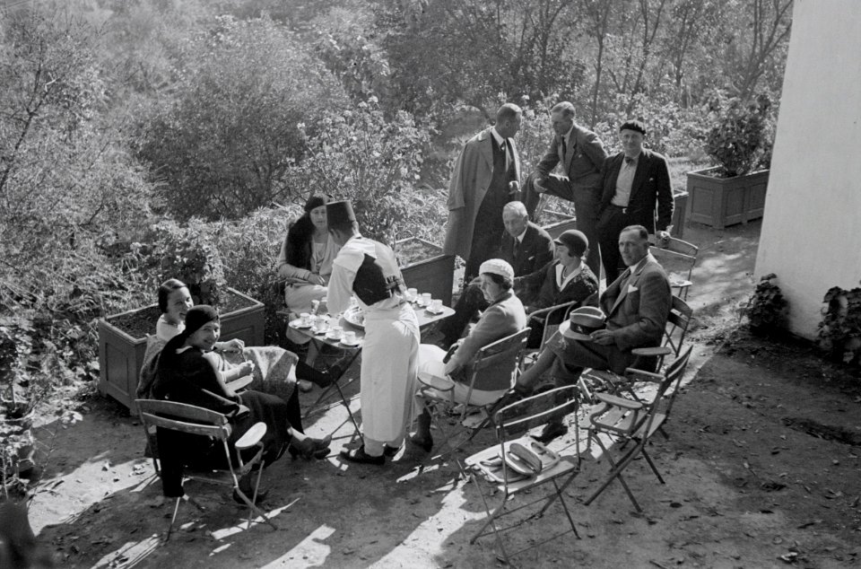 ETH-BIB-Gruppe in einem Garten in Fès-Nordafrikaflug 1932-LBS MH02-13-0357