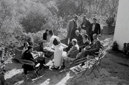 ETH-BIB-Gruppe in einem Garten in Fès-Nordafrikaflug 1932-LBS MH02-13-0357