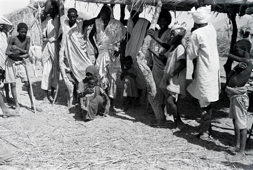 ETH-BIB-Gruppe Menschen in afrikanischem Dorf-Abessinienflug 1934-LBS MH02-22-0918