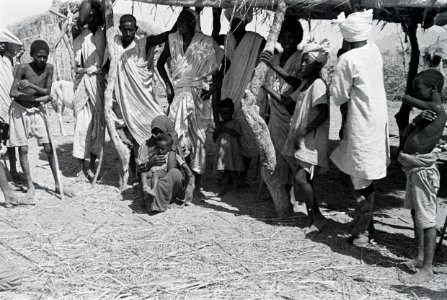 ETH-BIB-Gruppe Menschen in afrikanischem Dorf-Abessinienflug 1934-LBS MH02-22-0918
