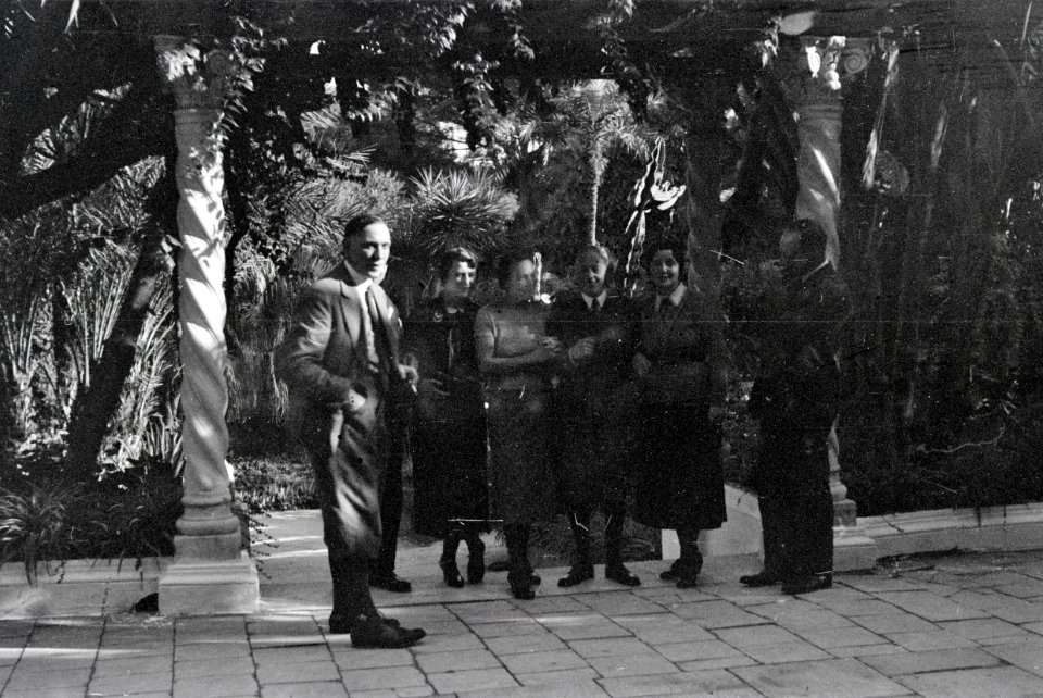 ETH-BIB-Gruppe in einem Garten zwischen Tunis und Algier-Nordafrikaflug 1932-LBS MH02-13-0084