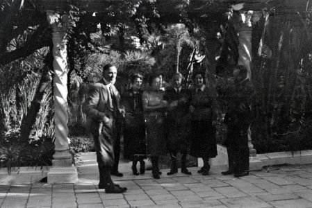 ETH-BIB-Gruppe in einem Garten zwischen Tunis und Algier-Nordafrikaflug 1932-LBS MH02-13-0084