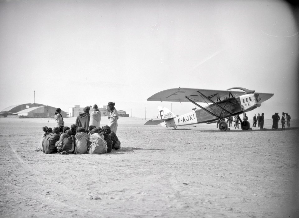 ETH-BIB-Gruppe Nomaden vor einem französischen Flugzeug am Kap Juby-Tschadseeflug 1930-31-LBS MH02-08-1077