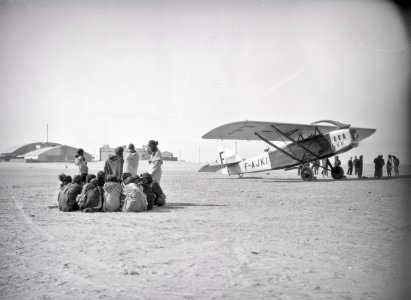 ETH-BIB-Gruppe Nomaden vor einem französischen Flugzeug am Kap Juby-Tschadseeflug 1930-31-LBS MH02-08-1077