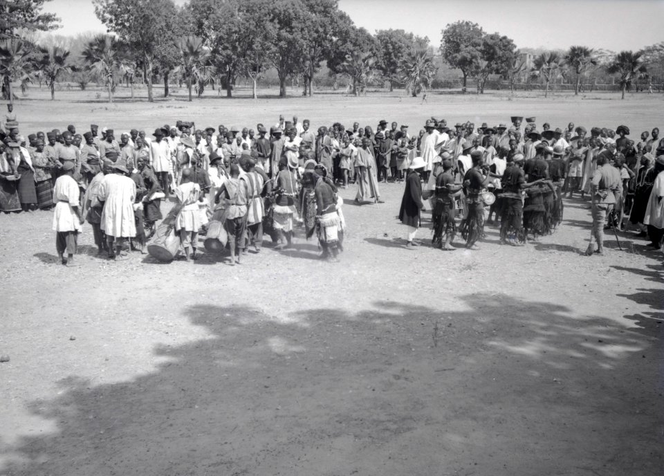 ETH-BIB-Gruppe Männer und Frauen auf einem Platz-Tschadseeflug 1930-31-LBS MH02-08-0925
