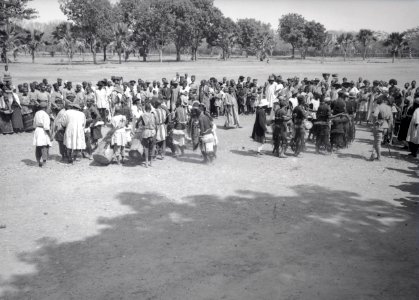 ETH-BIB-Gruppe Männer und Frauen auf einem Platz-Tschadseeflug 1930-31-LBS MH02-08-0925