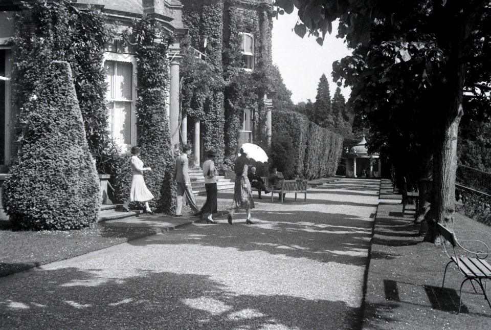 ETH-BIB-Gruppe vor dem Landgut Cherkley Court, Leatherhead-Weitere-LBS MH02-42-0051
