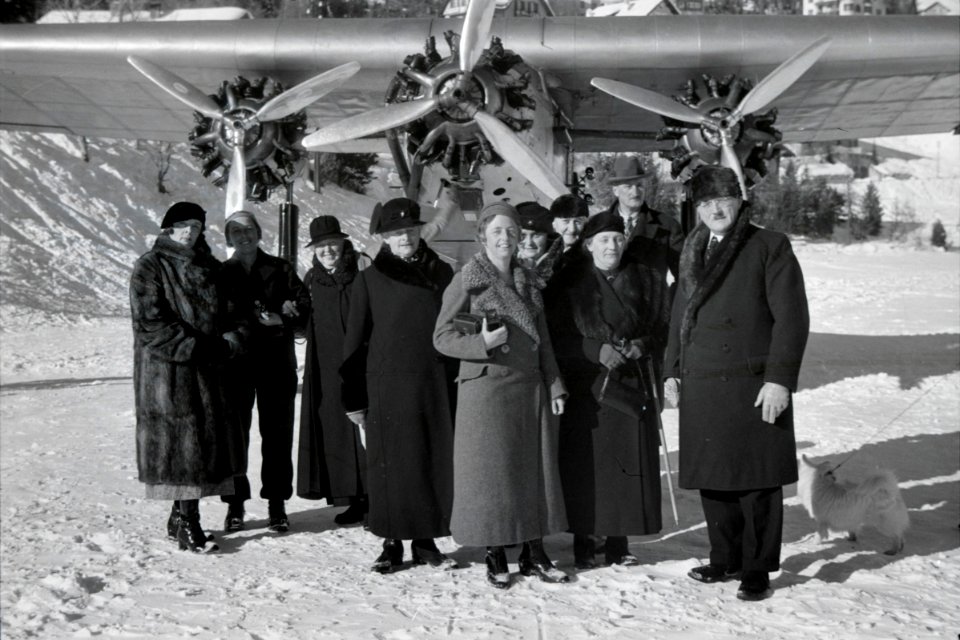 ETH-BIB-Gruppe vor Flugzeug bei St. Moritz-Inlandflüge-LBS MH05-75-43