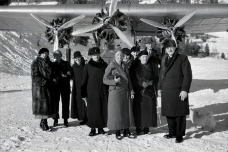 ETH-BIB-Gruppe vor Flugzeug bei St. Moritz-Inlandflüge-LBS MH05-75-43