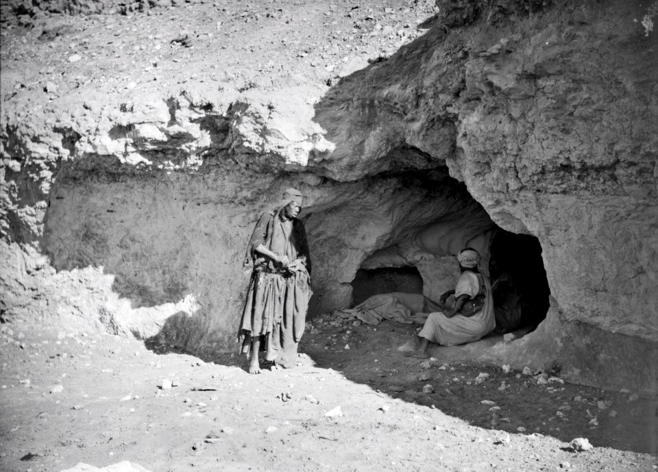 ETH-BIB-Gruppe vor Höhle-Tschadseeflug 1930-31-LBS MH02-08-0354
