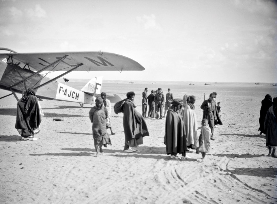 ETH-BIB-Gruppe Nomaden vor französischem Flugzeug am Kap Juby-Tschadseeflug 1930-31-LBS MH02-08-1087