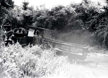 ETH-BIB-Gruppe Männer bei Autoreparatur-Kilimanjaroflug 1929-30-LBS MH02-07-0288