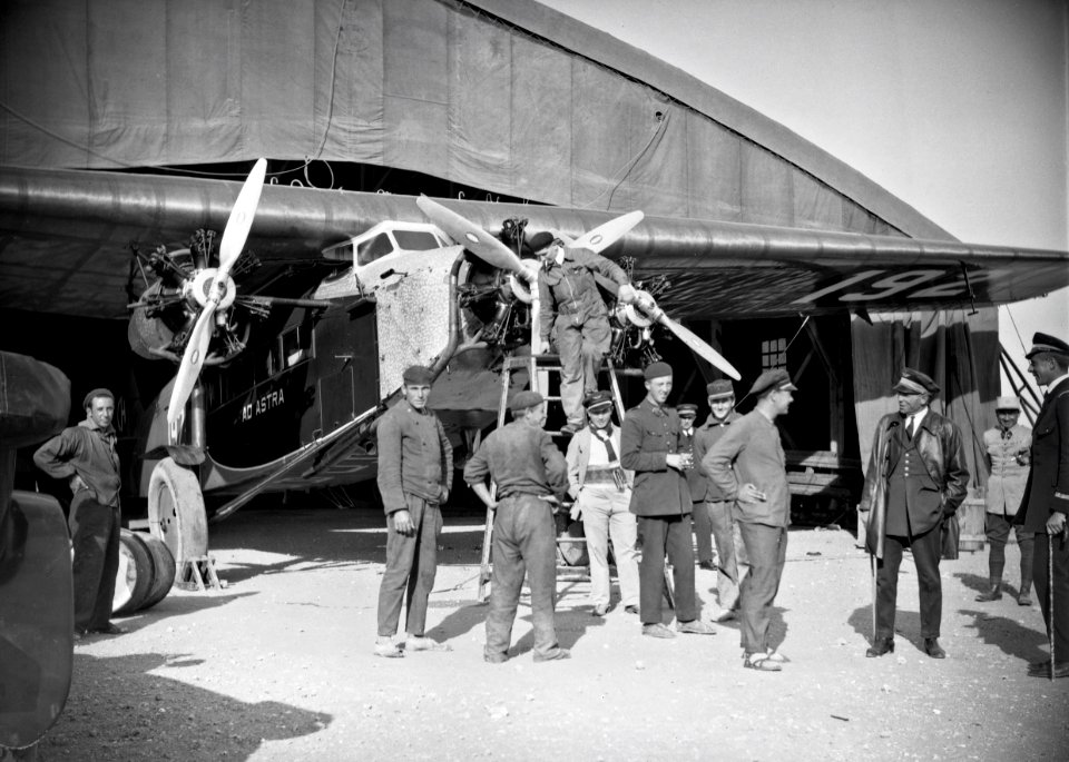 ETH-BIB-Gruppe Männer vor Fokker in Hangar-Tschadseeflug 1930-31-LBS MH02-08-0455