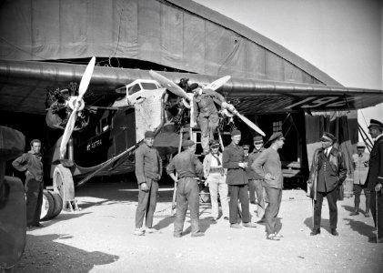 ETH-BIB-Gruppe Männer vor Fokker in Hangar-Tschadseeflug 1930-31-LBS MH02-08-0455